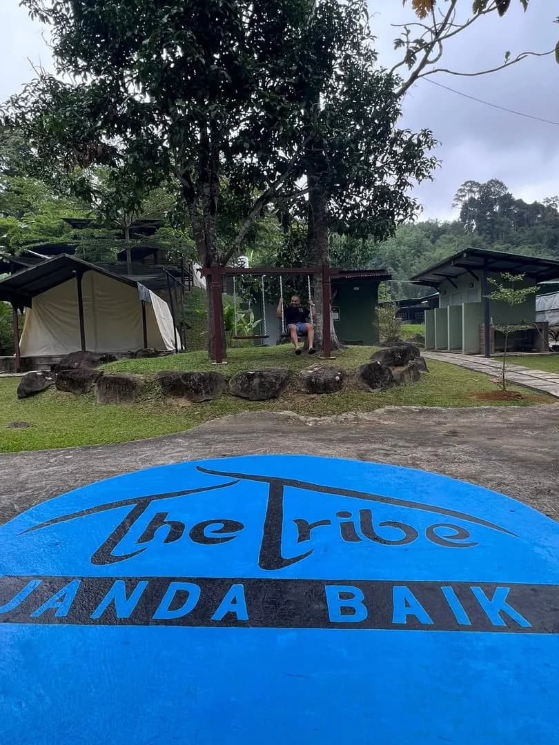 Kawasan khemah dan buaian di TheTribe Janda Baik